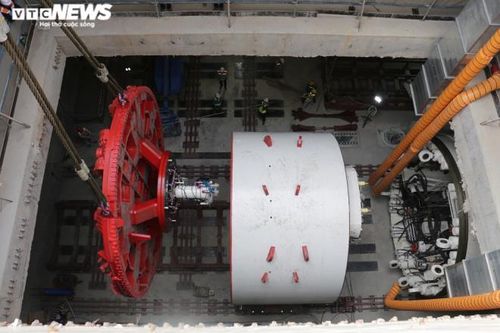 Bộ phận cuối cùng của máy đào hầm “Thần tốc” được hạ xuống tầng đáy sâu 18m tại ga ngầm S9 Kim Mã.