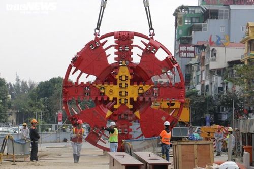 Ông Lê Trung Hiếu - Phó trưởng Ban quản lý dự án Đường sắt đô thị Hà Nội (MRB) cho biết, sau tết Dương lịch 2021, MRB và nhà thầu vận hành chạy thử máy đào có các kỹ sư và chuyên gia nước ngoài trực tiếp để căn chỉnh máy móc và các thông số kỹ thuật. Thời gian căn chỉnh cũng như chạy thử máy đào mất khoảng 1,5 tháng. Dự kiến, thời gian đào hầm metron Nhổn - ga Hà Nội sẽ từ tháng 4 hoặc tháng 5/2021. 