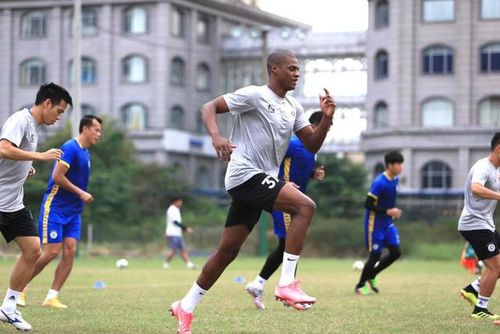 Bruno đã có mặt trên sân tập để bắt nhịp với các đồng đội mới.