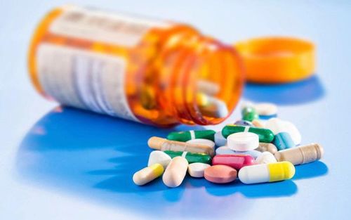 Thuốc kháng virus trong điều trị thủy đậu có thể gây nên các tác dụng phụ như nôn hoặc buồn nôn, đau bụng, tiêu chảy,... (Ảnh: Internet)
