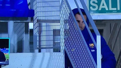  Marca cho rằng sự tự tin của Griezmann sẽ bị tụt giảm vì không được HLV Koeman xếp đá chính. Ống kính truyền hình bắt được khoảnh khắc cựu tiền đạo Atletico lộ rõ gương mặt đượm buồn khi ngồi dự bị trên sân El Alcoraz của Huesca. 