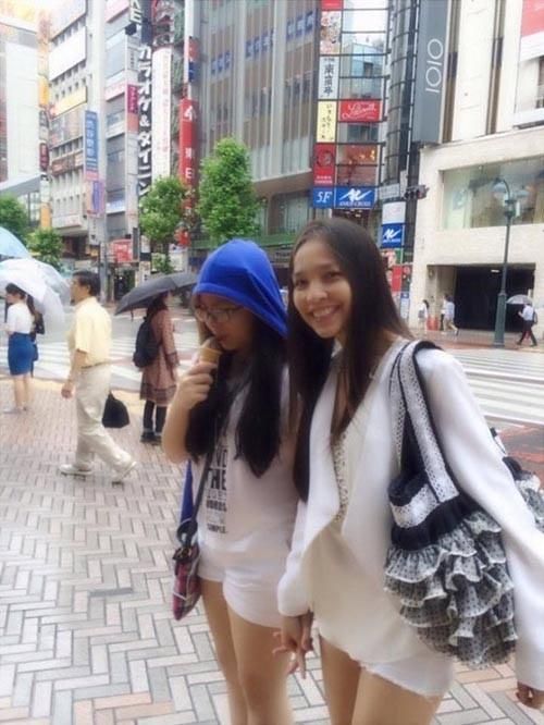 Mặc dù một mình nuôi con vất vả nhưng Hiền Thục lại ngày càng trẻ xinh và so với thời thanh niên, cô không hề già đi chút nào.