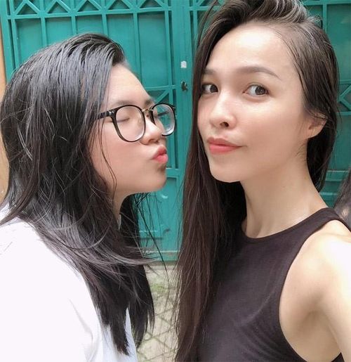 Hiền Thục đã bước vào tuổi 40 tuổi, con gái cô đã 18 tuổi, nhưng nhìn Hiền Thục và Gia Bảo, ai cũng thấy giống như hai chị em.