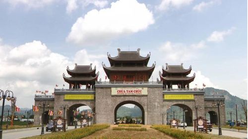 Cổng Tam Quan chùa Tam Chúc.