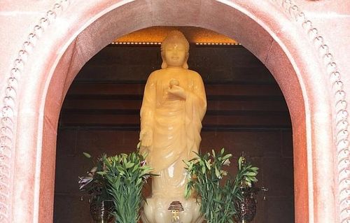 Bên trong chùa Ngọc thờ tượng đức Phật A Di Đà bằng hồng ngọc nặng 4,9 tấn.