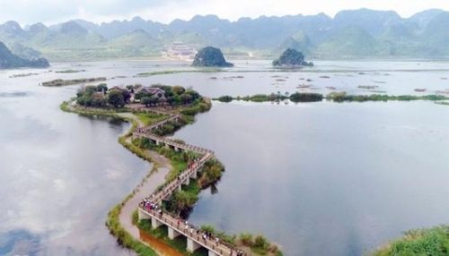 Đình Tam Chúc nối với chùa Tam Chúc bằng một cây cầu dích dắc bắc ngang qua hồ Lục Ngạn. Mặt hồ có 6 quả núi nhỏ nhô lên, đây cũng là hồ nước tự nhiên lớn nhất nước ta. Dưới dáy hồ có rất nhiều loài động thực vật thiên nhiên sinh sống. Vào mùa sen nở, dạo bước trên hồ sẽ như được lạc vào chốn tiên cảnh bình yên.