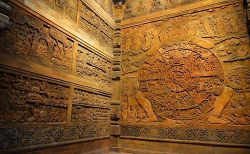 Những bức phù điêu trong Phật điện Tam Chúc