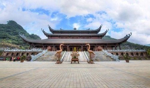 Chùa Tam Chúc thờ những vị quốc sư có công phát triển Phật giáo Việt Nam như Sư Tổ Đạt ma, thiền sư Khuông Việt, thiền sư Đỗ Pháp Thuận, Thiền sư Nguyễn Minh Không, Hòa thượng Thích Thanh Tứ.
