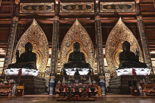 Điện Tam Thế cao 39 m, sàn rộng 5.400 m2, đủ cho 5.000 phật tử hành lễ cùng một lúc. Trong điện đặt 3 bức tượng Phật bằng đồng tượng trưng cho "Quá khứ, hiện tại, tương lai". Mỗi bức có trọng lượng hơn 200 tấn, phía sau mỗi bức tượng là một cánh sen dát vàng.