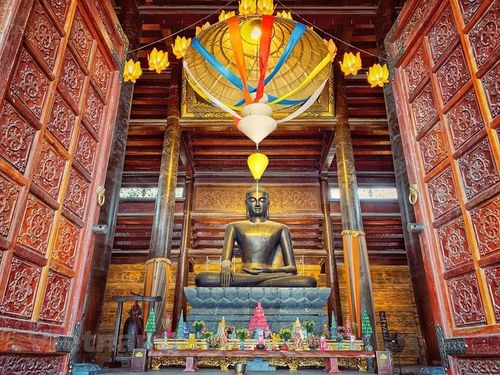 Điện Pháp Chủ 2 tầng mái cong, cao 31m, mặt sàn 3.000m2.