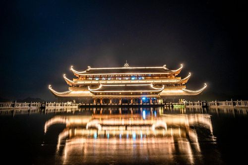 Vào ban đêm, khu du lịch lại khoác lên mình vẻ đẹp huyền ảo khi hệ thống đèn được bật sáng.