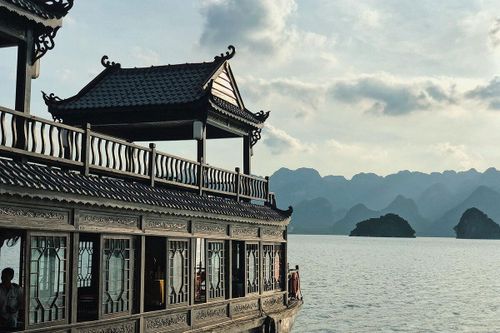 Nếu đi bằng thuyền, du khách có thể ngắm cảnh non nước hùng vĩ và tham quan thêm đình Tam Chúc. Hành trình đi thuyền khoảng 50 phút. Nếu tham quan vào khung giờ từ 16h30 - 18h30, bạn được thưởng thức tiệc trà và ngắm hoàng hôn.