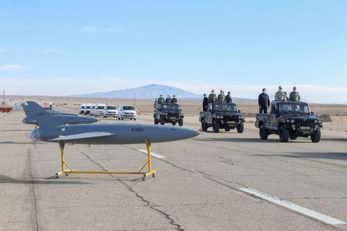 “UAV cảm tử được sử dụng lần đầu tiên trong cuộc diễn tập, được trang bị đầu đạn. Chúng đã thực hiện các cuộc tấn công cảm tử chính xác vào các mục tiêu giả định của đối phương từ khoảng cách 100 km”, Tướng Farhad Kuderzi, phát ngôn viên của cuộc diễn tập, nêu rõ.