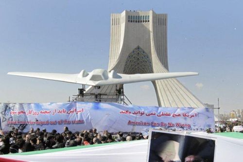 Trước các lệnh trừng phạt quốc tế, những năm gần đây Iran đã đẩy mạnh phát triển ngành công nghiệp quốc phòng trong nước, tự sản xuất nhiều loại vũ khí.