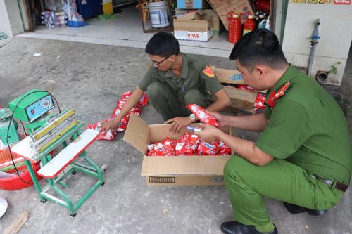 Công an thu giữ hàng hóa được nghi là sản xuất giả - Ảnh TL