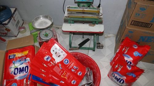 Cân, máy ép phục vụ làm hàng giả.