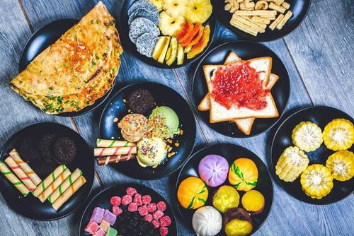 Vào các dịp lễ, các kì nghỉ các món tráng miệng từ đồ ngọt, từ đường có ở khắp mọi nơi (Ảnh: Internet)