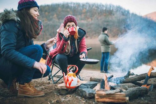 Quần áo che bớt "mỡ thừa" cơ thể khiến bạn có cảm giác "yên tâm" để tăng cân mùa đông hơn (Ảnh: TripSavvy)