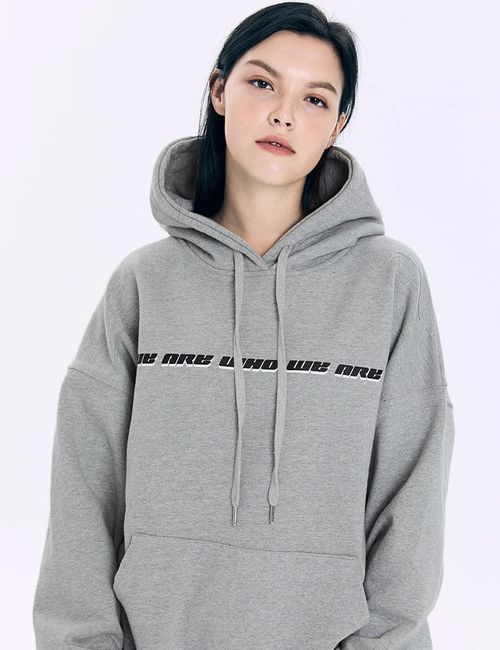 Mùa đông chính là thời điểm những chiếc áo hoodie ấm áp và tiện lợi lên ngôi. Trong lần xuất hiện trước công chúng gần đây, Lisa lựa chọn thiết kế hoodie của một hãng thời trang nội địa Hàn Quốc tên WMW, có giá bán 64 USD. Tài khoản @laurenc.404 bình luận: "Cuối cùng tôi cũng tìm được một chiếc áo hoodie giống Lisa mà giá thành lại phải chăng". Ảnh: Because of you, GVG.