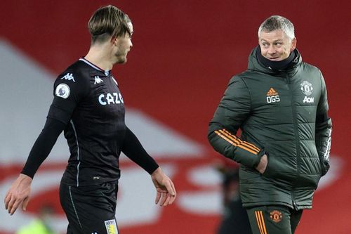 Solskjaer nói chuyện với Jack Grealish sau trận MU thắng Aston Villa 2-1