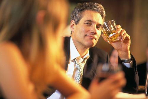Mọi người thường liên tưởng sugar daddy tới một người đàn ông trung niên thành đạt, ăn mặc bảnh bao. Ảnh: Getty.
