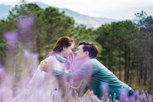 Đăng clip tình cảm với ông xã