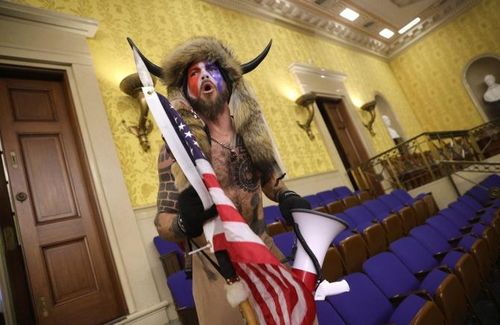 Jacob Anthony Chansley, một trong những nhân vật gây chú ý trong vụ náo loạn tại Điện Capitol ngày 6/1. Ảnh: Getty.