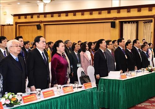 Lãnh đạo Đảng, Nhà nước, Quốc hội và các đại biểu thực hiện nghi thức chào cờ. Ảnh: TTXVN