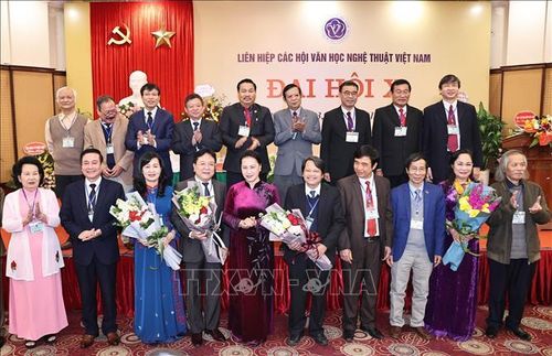 Chủ tịch Quốc hội Nguyễn Thị Kim Ngân với Đoàn Chủ tịch ra mắt Đại hội. Ảnh: TTXVN