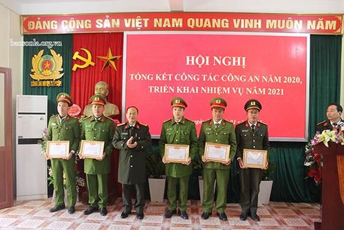 Lãnh đạo Công an tỉnh trao tặngDanh hiệu “Đơn vị Quyết thắng” cho các tập thể của Công an huyện Sốp Cộp.