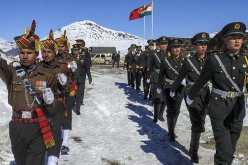 Binh sĩ Trung - Ấn tại khu vực biên giới Ladakh. Ảnh: PTI. 