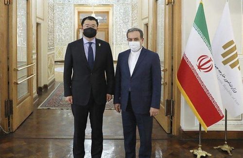Thứ trưởng Ngoại giao Iran Abbas Araghchi (phải) và người đồng cấp Hàn Quốc Choi Jong Gon (trái) chụp ảnh chung trước cuộc gặp ở Tehran ngày 10-1. Ảnh: AP. 