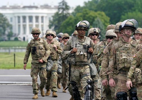Lực lượng an ninh bảo vệ bên ngoài Nhà Trắng hồi tháng 6-2020. Ảnh: Getty Images. 