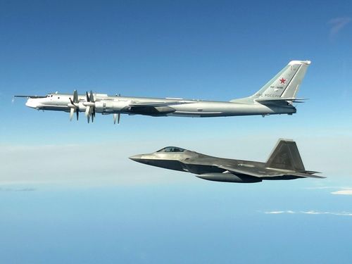  Một máy bay ném bom Tu-95 của Nga (trên) bị một máy bay F-22 của Mỹ áp sát ngoài khơi Alaska, trong bức ảnh ngày 16/6/2020. Các máy bay ném bom hạt nhân chiến lược của Nga đã có nhiều chuyến bay gần Alaska nhằm thể hiện tiềm lực tầm xa. Ảnh: AP. 