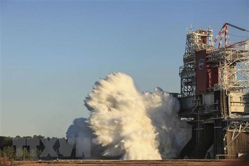 Vụ thử nghiệm động cơ tên lửa của Hệ thống Phóng Không gian (SLS) tại Trung tâm Vũ trụ Stennis ở bang Mississippi, Mỹ ngày 16/1/2021. (Ảnh: AFP/TTXVN)