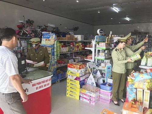Đoàn liên ngành kiểm tra hàng hóa dịptrước Tết Nguyên đán 2021 trên địa bàn TP Hà Tĩnh.