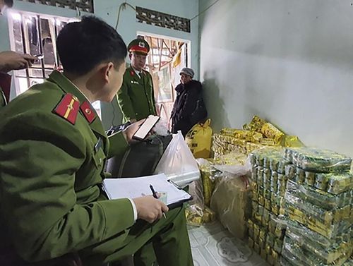 Lực lượng chức năng kiểm đếm, lập biên bản số trà xanh của bà Nguyễn Thị Lan trú tại TP Hà Tĩnh không rõ nguồn gốc xuất xứ