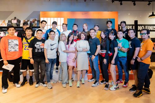 Buổi lễ khai trương cửa hàng Nike Crescent Mall có sự góp mặt của nhiều nghệ sĩ quen thuộc như như rapper F, 1DEE, JBEE, Stefan Nguyễn, Christian Juzang, Nhan Phúc Vinh, Kiều Ngân, Tronie, Lợi Trần, Như Vân, Lương Gia Huy... Cùng với đó, sự kiện còn quy tụ đại diện của Nike ACFC và nhiều Nike fan.