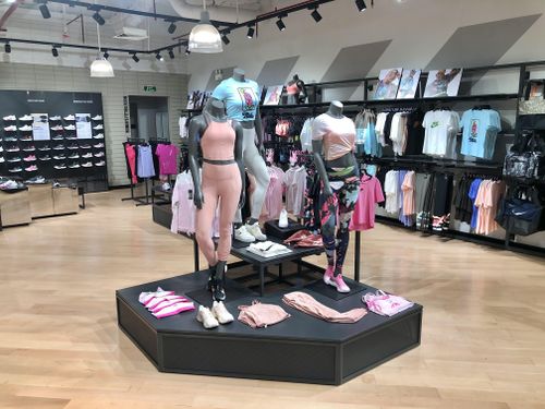 Nike Crescent Mall quy tụ tất cả dòng sản phẩm của Nike từ giày, trang phục tập luyện, thi đấu thể thao đến các dòng sản phẩm thời trang sportwears của cả nam và nữ. Sản phẩm dành cho nhiều độ tuổi, từ trẻ em đến người lớn.