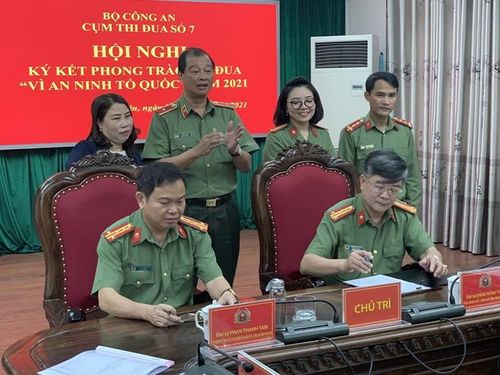 Lãnh đạo Công an hai tỉnh Phú Yên, Bình Định khởi đầu ký kết giao ước thi đua tại hội nghị 