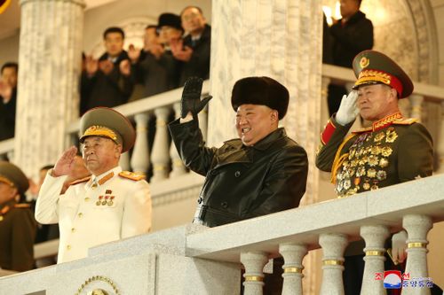  Ông Kim Jong Un trong cuộc diễu binh tại Bình Nhưỡng tối 14/1. Ảnh: KCNA/Reuters. 