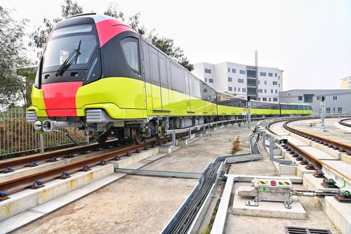 Đoàn tàu đầu tiên di chuyển lên nhà ga S1. Ảnh: MRB.