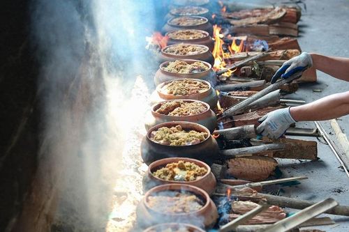 Cho ra một nồi cá kho hoàn chỉnh phải trải qua rất nhiều công đoạn cầu kỳ, và người nấu phải thật tỉ mỉ từng công đoạn mới có thể tạo ra nồi cá kho chuẩn vị truyền thống.