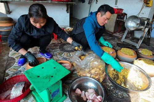 Theo anh Trần Hồng Hạnh cho biết: Mỗi niêu có khoảng 3 miếng thịt ba chỉ nhưng sẽ cho vào sau khi đun vài tiếng để cho khỏi bị nát. Ngoài ra nếu khách hàng nào thích hương vị nước dừa hoặc kho những loại cá khác ngoài cá trắm đen chúng tôi cũng sẵn sàng phục vụ.