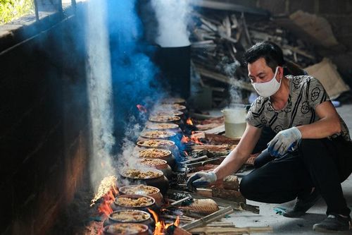 Để có một mẻ cá với các niêu cá đạt tiêu chuẩn phải có khoảng 5 - 6 người thợ túc trực thay phiên nhau nêm gia vị và giữ lửa bếp.