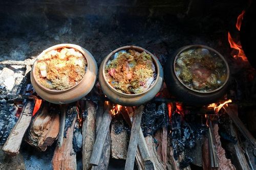 Món ăn này có từ rất lâu, do là vùng trũng nên trong làng ngày trước nhiều ao hồ. Cứ đến gần Tết cổ truyền, người dân tát ao, chọn những con cá trắm đen to và ngon nhất để kho theo công thức gia truyền cùng với gia vị là gừng, giềng, hành, ớt, nước cốt chanh, nước cốt cua đồng...