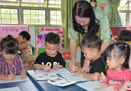 Bà Hoàng Thị Lĩnh-Hiệu trưởng Trường Mầm non Hoa Hồng (thị trấn Chư Sê) mong muốn Đảng tiếp tục đẩy mạnh công tác phòng-chống tham nhũng, lãng phí. Ảnh: Trần Dung
