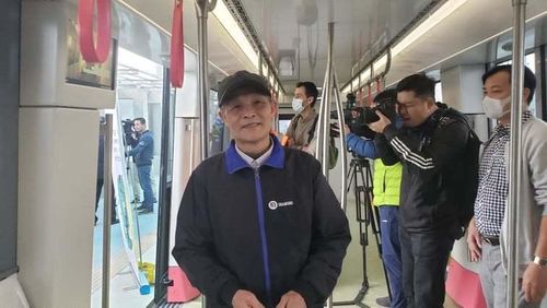 Ông Ngọc có mặt từ rất sớm để tham quan đoàn tàu