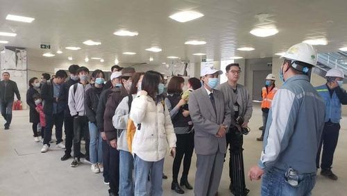 Nhân viên hướng dẫn khách xếp hàng trật tự để lên tham quan