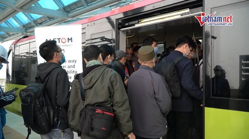 Xếp hàng lần lượt vào tham quan đoàn tàu đường sắt Nhổn - ga Hà Nội